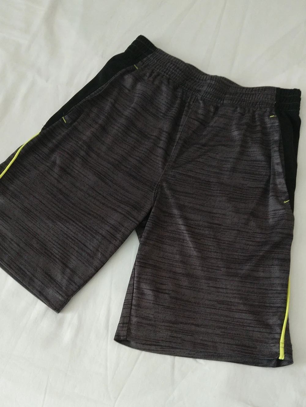 Spalding Boys Dark Grey, Black And Neon Green Athletic Shorts Size M (10-12)